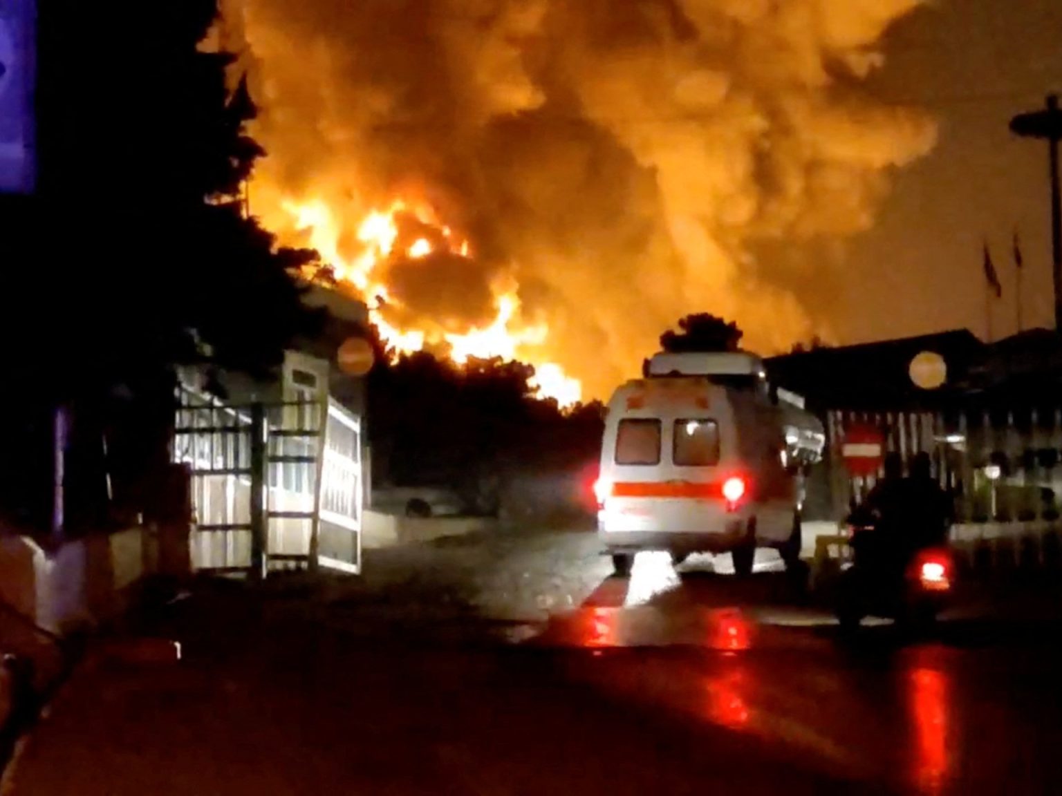 الضربات تتصاعد.. هل المنطقة على حافة كارثة نووية؟