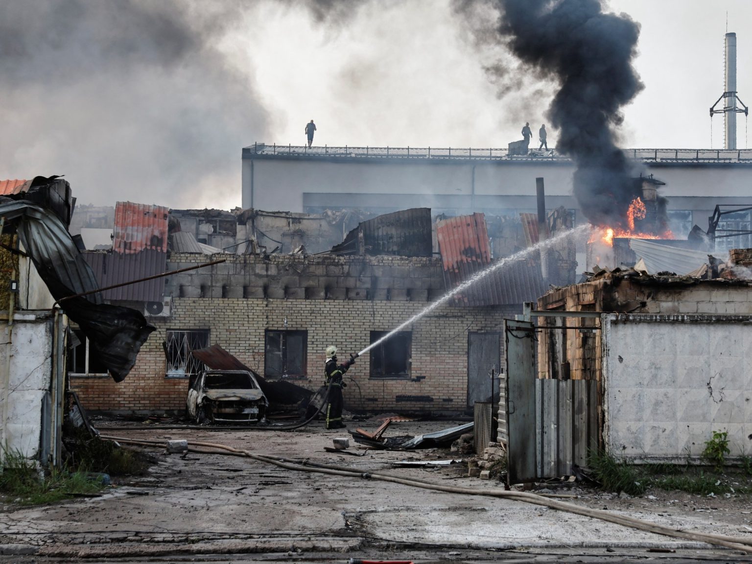 روسيا تهاجم مناطق بأوكرانيا تزامنا مع تبادل للأسرى