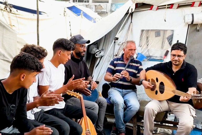 غزة.. عزف على أوتار المقاومة وسط دمار الحرب والحصار