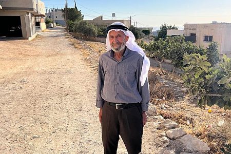 ثمانيني فلسطيني يكشف تفاصيل التنكيل الإسرائيلي به دون مراعاة لعمره ومرضه