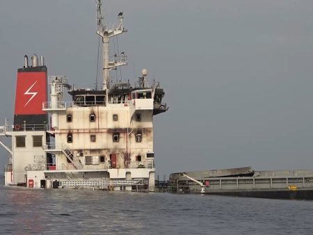 ترجيحات أمنية باحتجاز الحوثيين 6 من بحارة السفينة الغارقة في البحر الأحمر