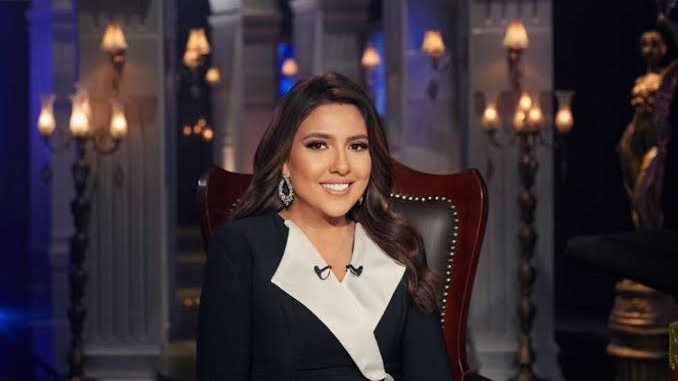 مي كساب تفاجئ جمهورها بالظهور بالحجاب