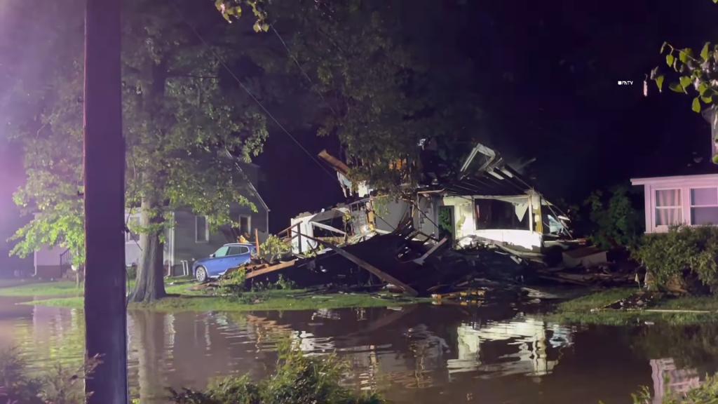 NJ Home يلتقط النار ، وينفجر مع تعزيز الفيضانات المفاجئة