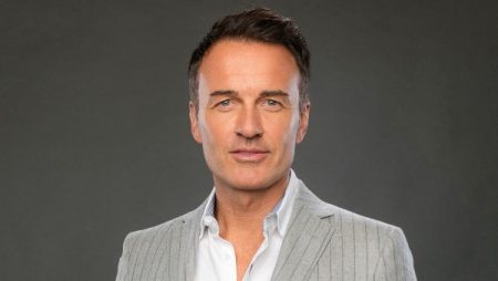 الكشف عن سبب وفاة الممثل جوليان مكماهون عن عمر 56 عامًا