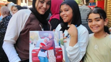 هدايا وفرحة الغرباوية مع أبنائهم لانتهاء ماراثون امتحانات الثانوية العامة..فيديو وصور