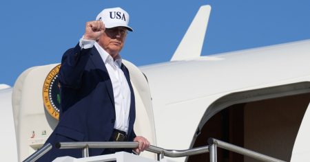 ترامب يزيد من الحرب التجارية مع التعريفة الجمركية التي تستهدف 14 دولة