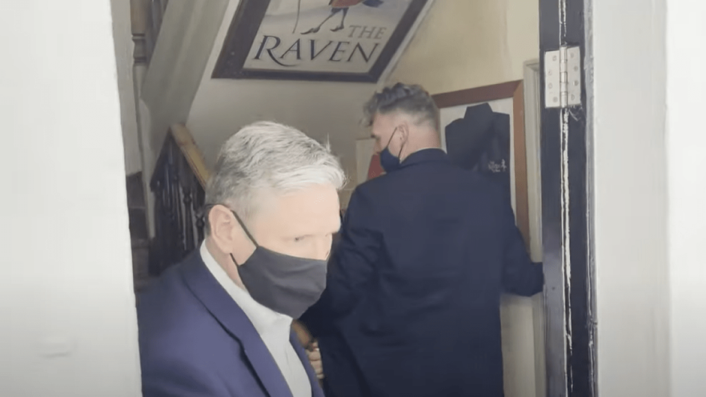 هل طُرد رئيس الوزراء البريطاني من مطعم بسبب دعمه إسرائيل؟