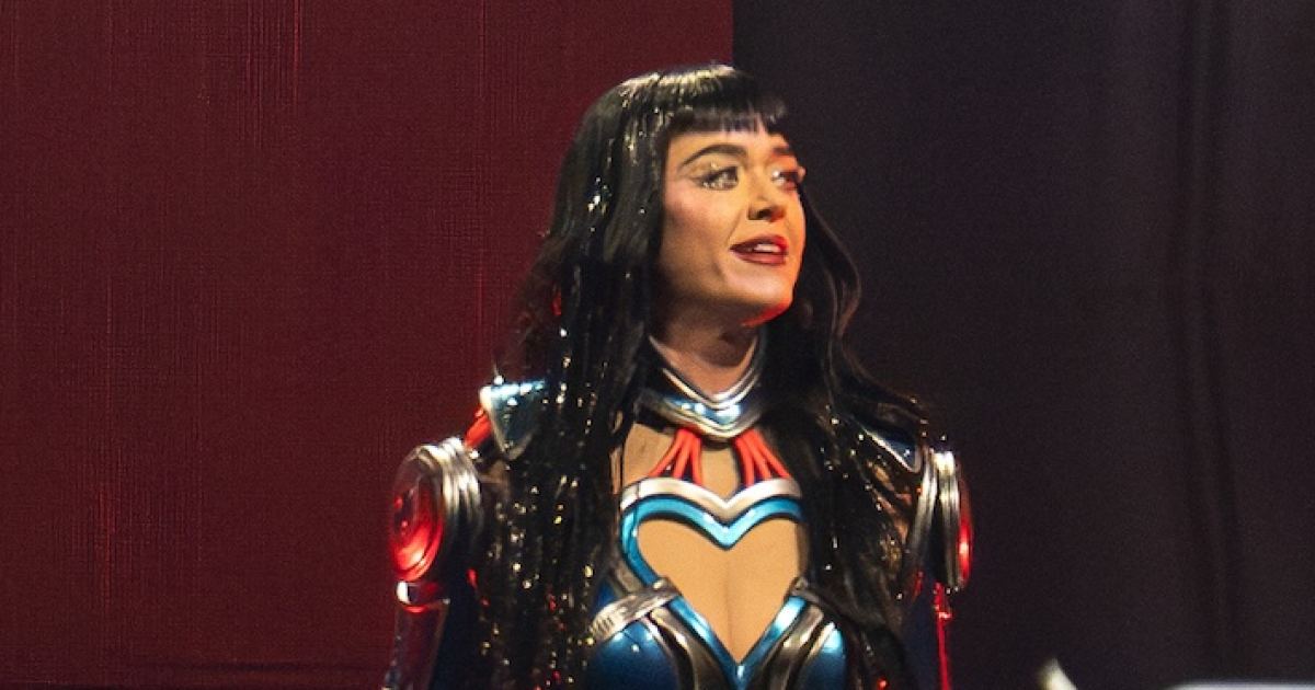 كاتي بيري عاطفية لأنها تلتف الساق الأسترالية من جولة العالم وسط انقسام