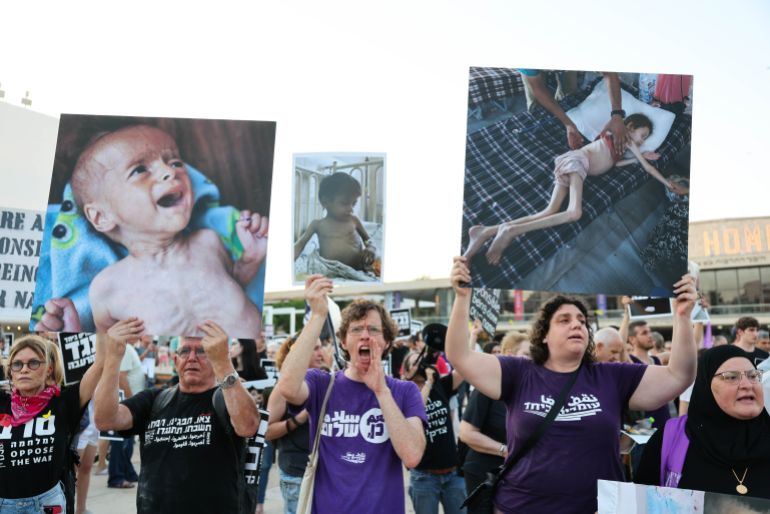 epa12253839 Israeli and Arab activists take part in a rally calling for an end to the war on Gaza and the famine stemming from it, in Tel Aviv, Israel, 22 July 2025. At least 100 Palestinians, including 80 children, have died of malnutrition in the Gaza Strip, the Palestinian Ministry of Health said on 22 July. EPA/ABIR SULTAN