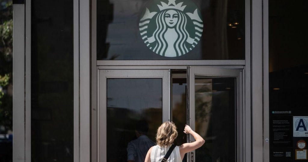 تراجع مبيعات “ستاربكس” يعكس بطء التعافي تحت الإدارة الجديدة
