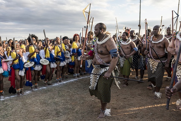 يستعرض ملك إسواتيني Mswati III (C) سواتي بكرات يحملون القصب في حفل رقص Umhlanga Reed 2023 ، في مقر Mbangweni الملكي في 14 أكتوبر 2023.
