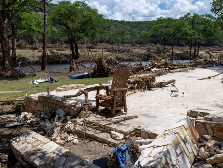 ارتفاع عدد ضحايا فيضانات تكساس إلى 120 شخصا