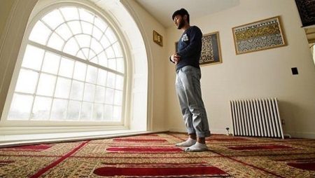 ماذا يفعل المصلي عند عدم قدرته على القراءة والذكر في الصلاة؟.. الإفتاء تجيب