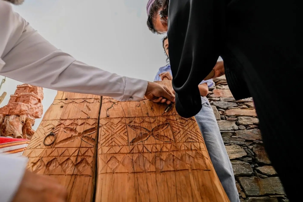 صور.. أركان الحرفيين في “مهرجان الأطاولة” تروي حكاية إنسان الباحة