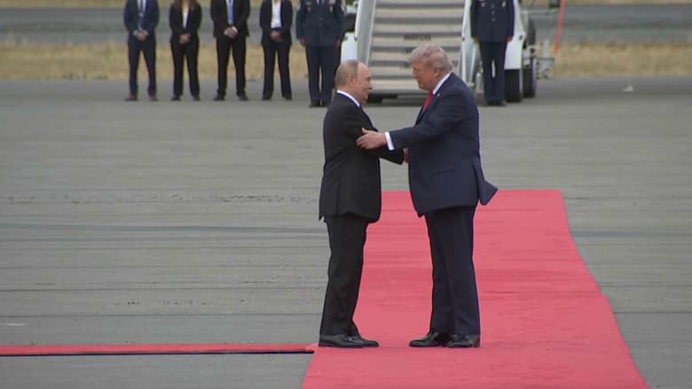 شاهد لحظة لقاء ترامب ومصافحته بوتين قبيل توجههما لعقد قمة ألاسكا