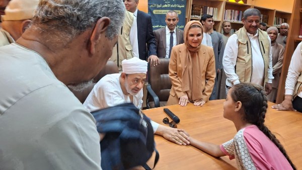 الإمام الإنسان.. شيخ الأزهر يوزع شنط مدرسية على طلاب الأقصر ويجبر بخاطرهم.. صور