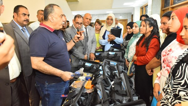 محافظ أسيوط يدعم أول تجربة لتدريب الفتيات على السباكة ويسلم 27 طالبة من المدارس الثانوية الصناعية أدوات العمل