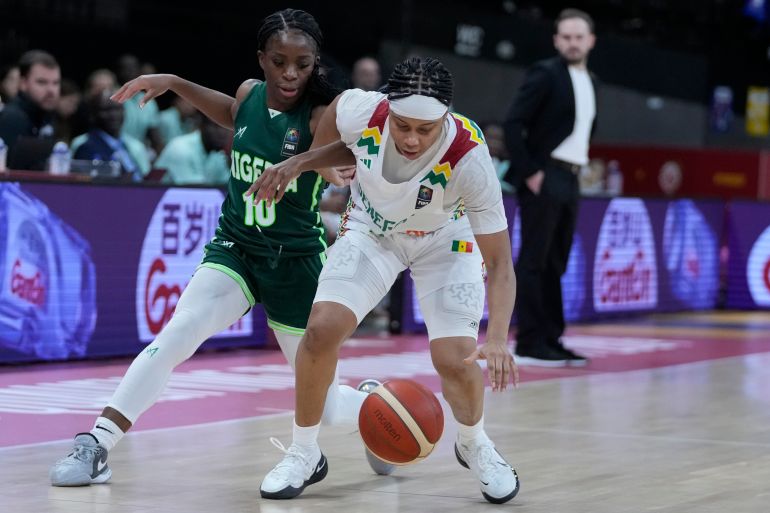 سييرا ديلارد من السنغال ، اليمين ، ووعد نيجيريا Amukamara يطاردون كرة فضفاضة خلال مجموعة مؤهلات أولمبية للسيدات A مباراة كرة سلة