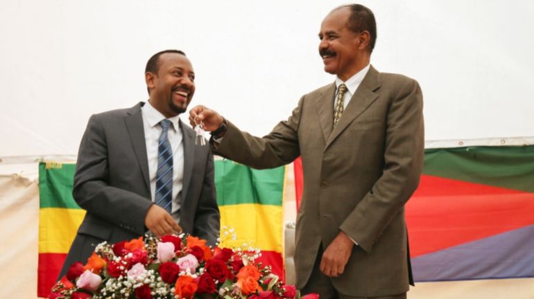يتلقى رئيس إريتريا إيسياس أفويركي مفتاحًا من رئيس الوزراء في إثيوبيا أبي أحمد