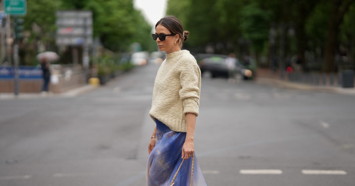 دوسلدورف ، ألمانيا-27 مايو: شوهدت باتريشيا ويرشكي وهي ترتدي تنورة زرقاء مطبوعة من الحرير الحريرية ماكسي من Zimmermann ، وهي سترة صوف بيضاء من الصوف متماسكة مع ملاءمة مستقيمة وقطار مستقيم من جيل ساندر ، وسلحفات صغيرة من الجيلة ، وسلحفو ، وسلحف ، وسلحفو ، chanel ، أصفر ذهبي Serpenti Viper Hoop أقراط مع تصميم يشبه الثعابين من Bvlgari ، سوار Golden Juste un Clou من كارتييه ، سوار عظمى ذهبي صفراء من خاتم الماس الفضي في 27 مايو ، 2025 في داس. (تصوير Moritz Scholz/Getty Images)