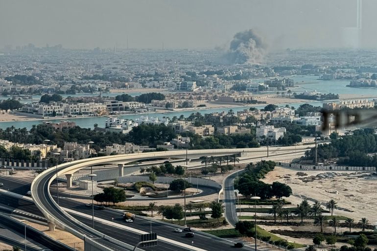 Una columna de humo se levanta en el lugar de una explosión, presuntamente provocada por un ataque israelí, el martes 9 de septiembre de 2025, en Doha, Qatar. (UGC vía AP)