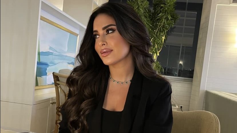 ميرنا نور الدين تستعرض أناقتها بملابس كاجوال.. صور