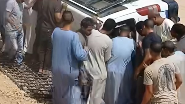 ملحمة إنسانية.. الكل يتسابق لإنقاذ ركاب انقلبت سيارتهم بطريق قنا الزراعى