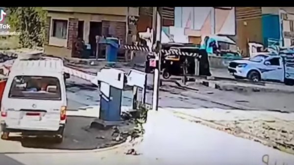 العناية الإلهية تنقذ شابًا من الموت بعد سقوط صدادة مزلقان بالأقصر