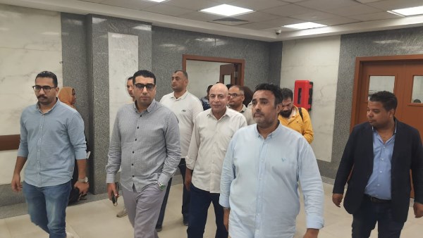 نائب محافظ الأقصر يتفقد المصابين في حادث انقلاب الأتوبيس بالمحور .. صور