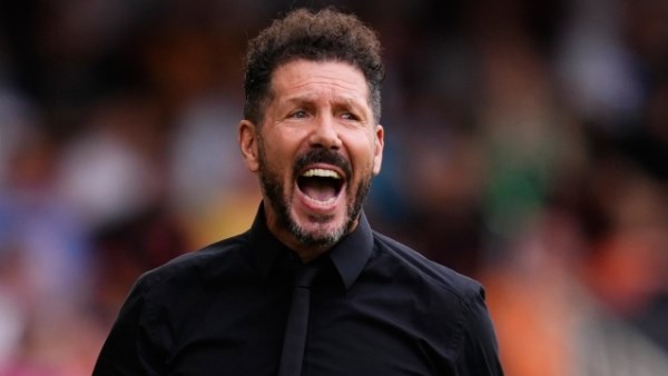 أهانوني طوال المباراة.. سيموني يهاجم جماهير ليفربول