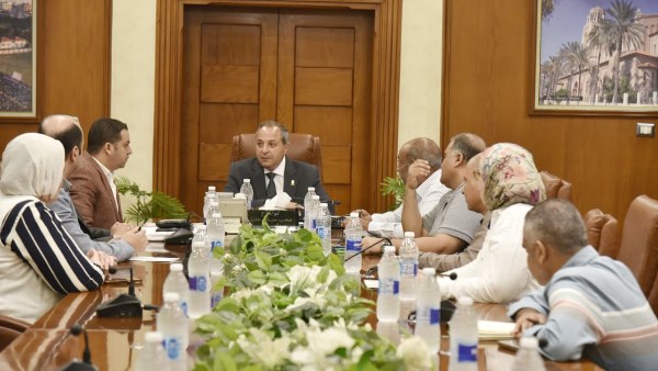 محافظ بورسعيد يشدد على ضرورة الاستمرار في تطوير الأداء داخل منشآت هيئة الرعاية الصحية