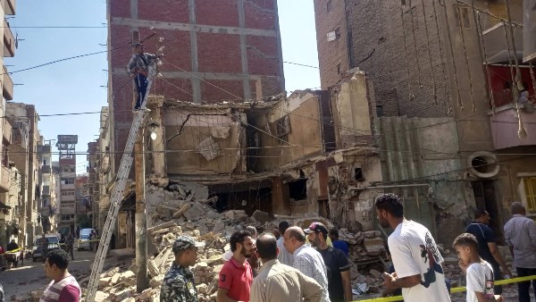 تهشم سيارة بسبب انهيار منزل مكون من طابقين في طنطا.. صور