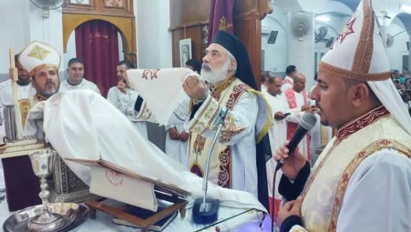 الأنبا باسيليوس يترأس قداس المناولة الاحتفالية بكنيسة السيدة العذراء بالحواصلية