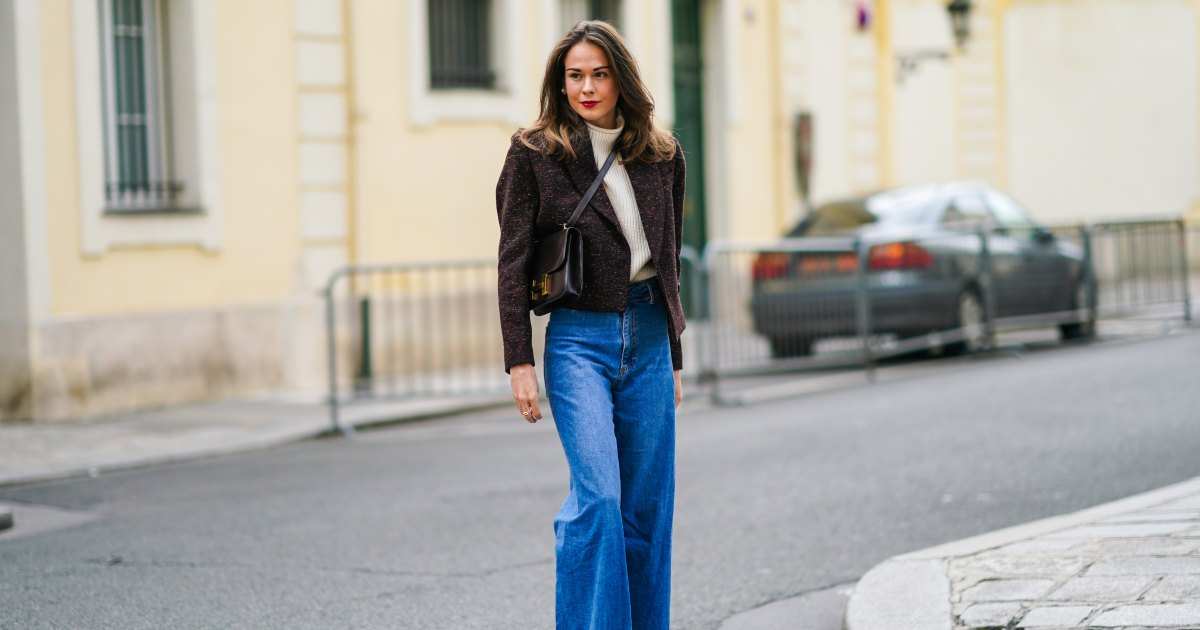 باريس ، فرنسا - 08 أكتوبر: ترتدي تيريز هيلستروم سلكًا من الصوف الأبيض ، وسترة بنية بنية مع منصات الكتف من أنين بينج ، حقيبة جلدية هيرميس ، جينز جينز زرقاء ، أحذية محضرة مخملية بنية مع ربطة عنق ، في 08 أكتوبر ، 2020 في باريس ، فرنسا. (تصوير إدوارد بيرثيلوت/غيتي إيموكيز)