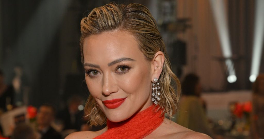 يستخدم Hilary Duff بلسم ذوبان المكياج البالغ 23 دولارًا على Amazon الذي يطلق عليه المتسوقون “Lifesaver”