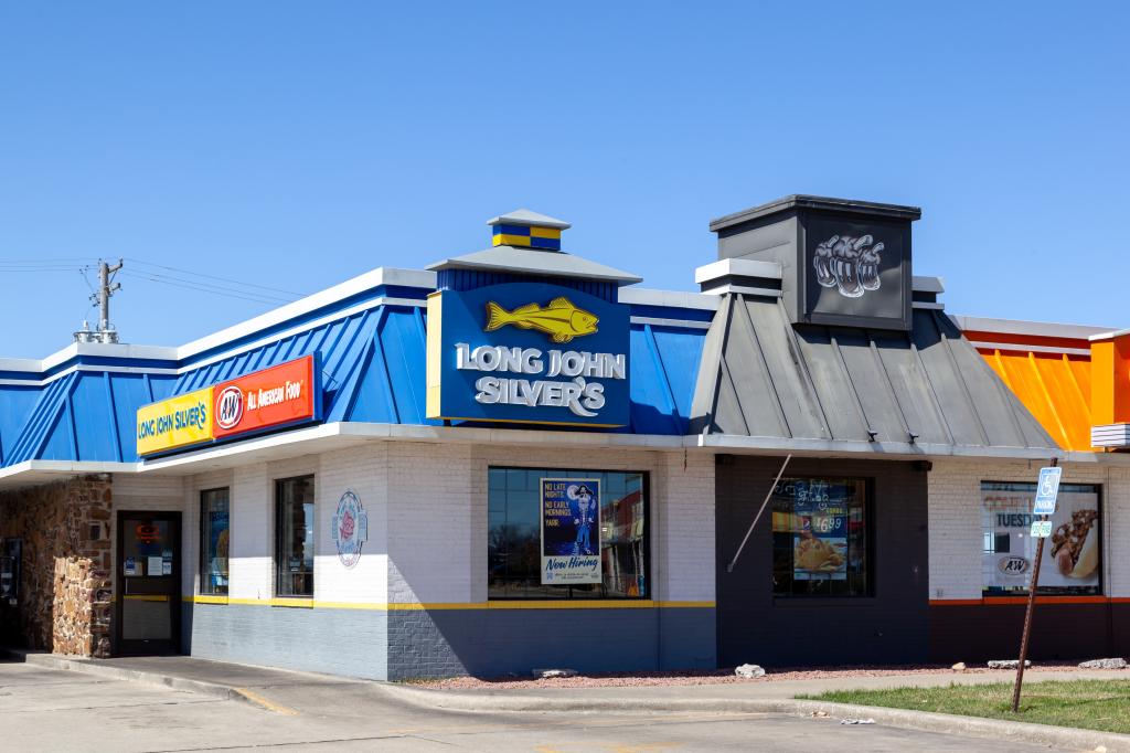 يقوم Long John Silver باستبدال السمك بالدجاج في إعادة تصميم الشعار