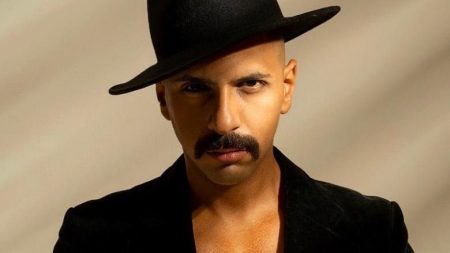 حسن أبو الروس يلفت الأنظار بإطلالة من الخمسينات في مهرجان الجونة