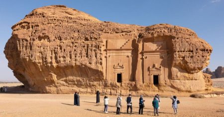 السعودية تعمل لدمج الذكاء الاصطناعي في السياحة دون تقليص العمالة