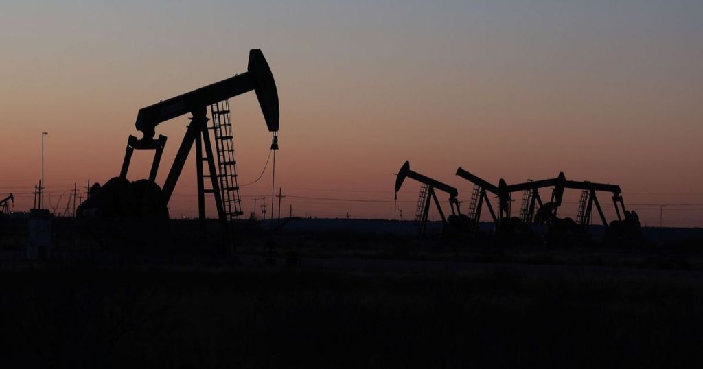 النفط يتجه لتسجيل خسارة شهرية ثالثة وسط ترقب لاجتماع “أوبك+”