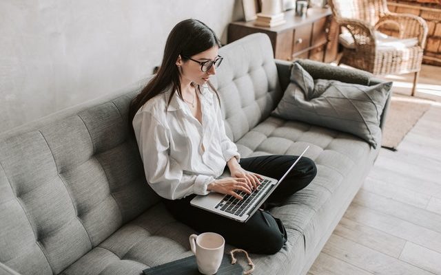 وضع اللاب توب على رجلك يصيبك بالسرطان .. تفاصيل