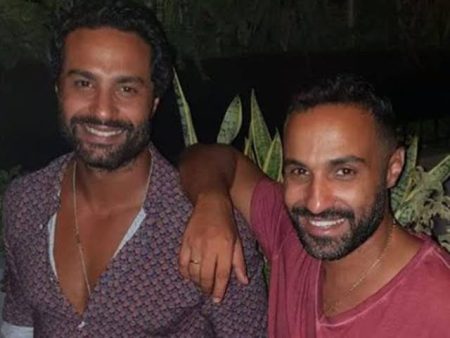 كريم فهمي: أحمد أخويا قدوتي.. وكنا نتشاجر كثيراً في مرحلة الشباب
