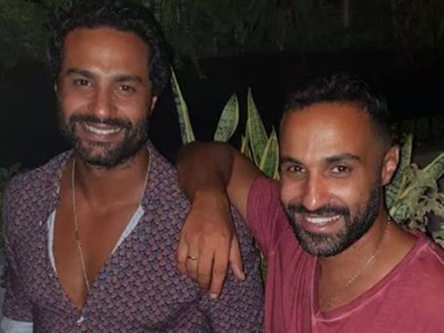 كريم فهمي: أحمد أخويا قدوتي.. وكنا نتشاجر كثيراً في مرحلة الشباب