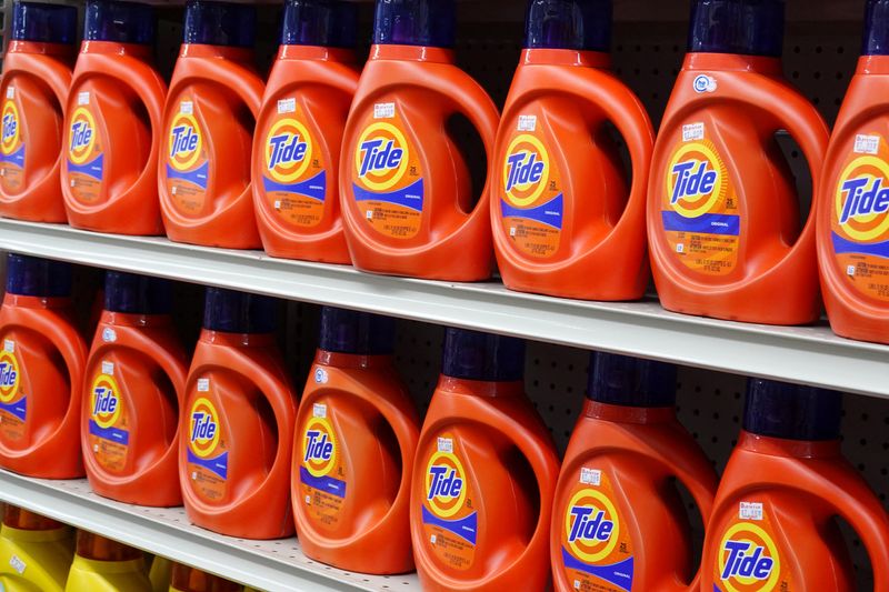 أحدث شركة P&G تشير إلى تباين الإنفاق الاستهلاكي مع ارتفاع الأرباح مع الطلب على مستحضرات التجميل