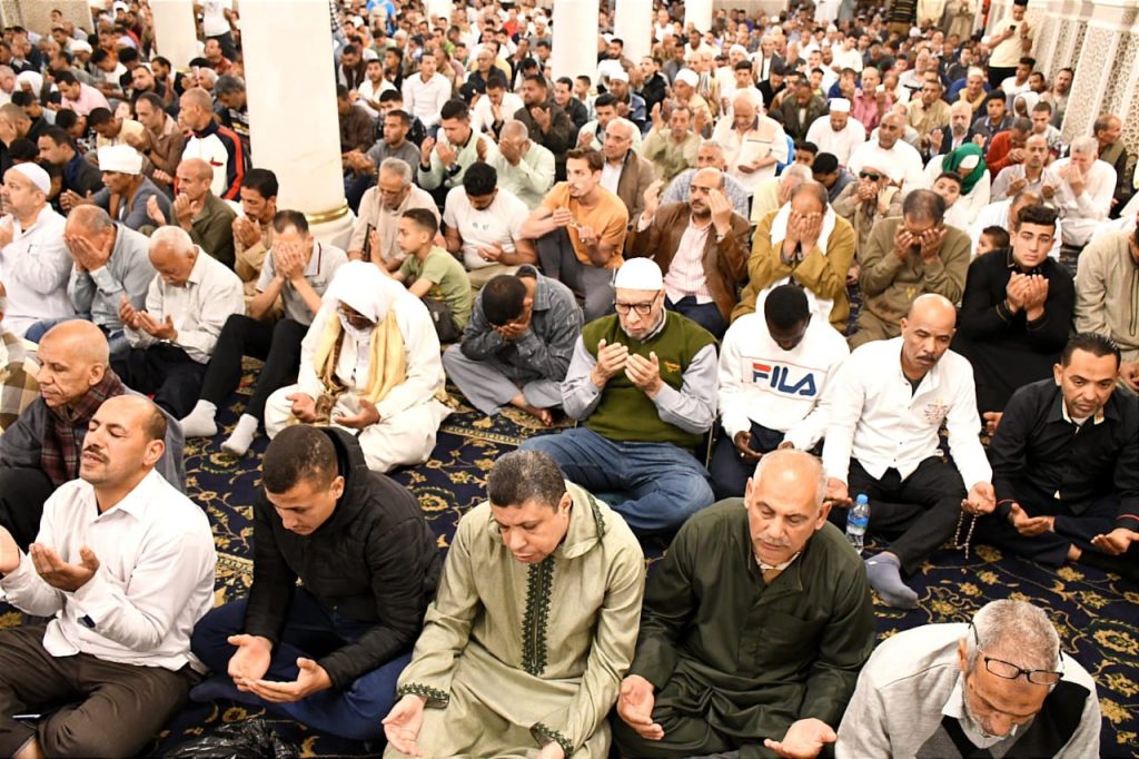 هل أؤدي تحية المسجد أم أستمع لخطبة الجمعة؟.. الإفتاء تجيب