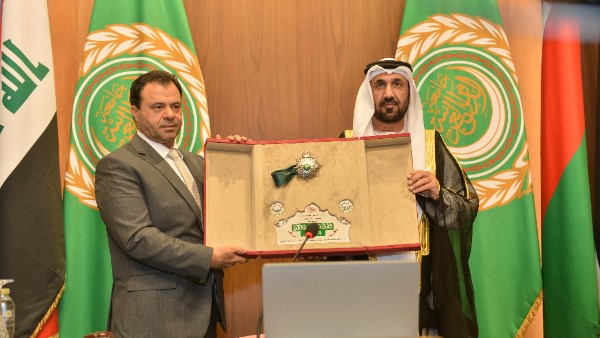 البرلمان العربي يمنح رجل الأعمال الإماراتي محمد حجازي وسام رواد التنمية