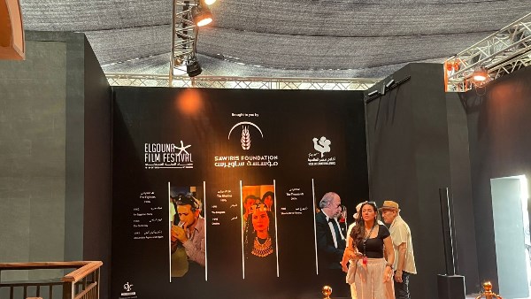 قطار سكة حديد يتوسط معرض المخرج يوسف شاهين في مهرجان الجونة