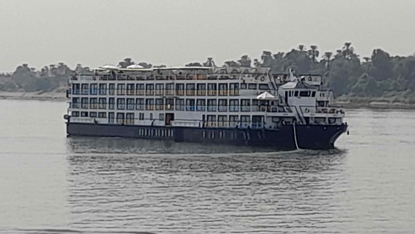 تصادم باخرتين سياحيتين داخل هويس إسنا بالأقصر | تفاصيل