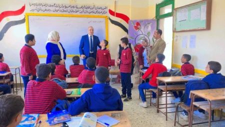 مسئول بالتعليم يتفقد مدارس مدينة نصر لمتابعة انتظام امتحانات أكتوبر والتقييمات