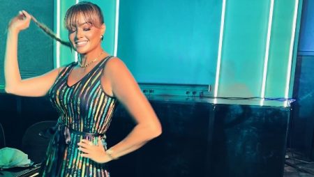 فستان ستان ناعم: بشرى تتألق بإطلالة جذابة في اليوم الثاني من مهرجان الجونة