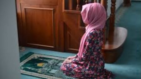 هل يجوز الصلاة بالبنطلون خارج المنزل؟ دار الإفتاء تحدد الضوابط الشرعية